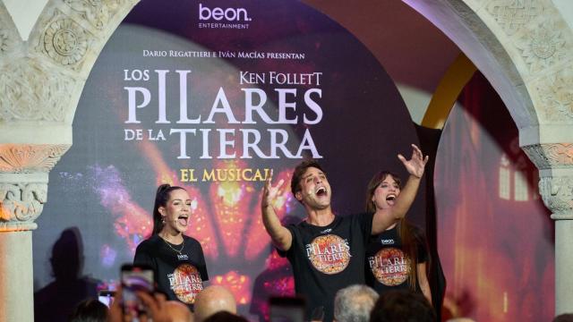 Teresa Ferrer y Cristina Picos, en el papel de Aliena, junto con Javier Ariano, actor que da vida a Jack, interpretando una de las escenas del musical 'Los pilares de la Tierra' en la presentación de este miércoles en Madrid.