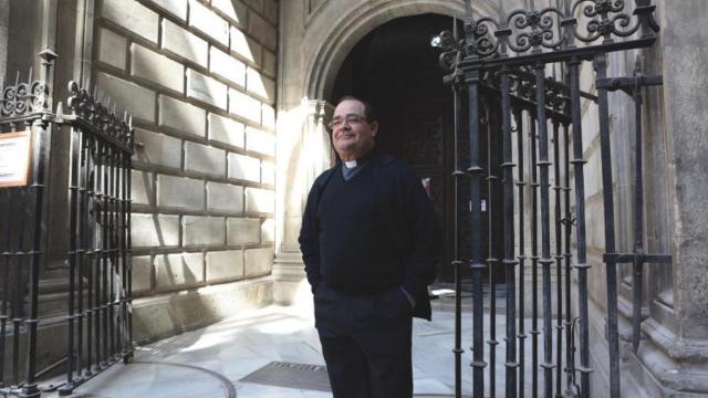 Felipe Reina a las puertas de la parroquia de San Juan.