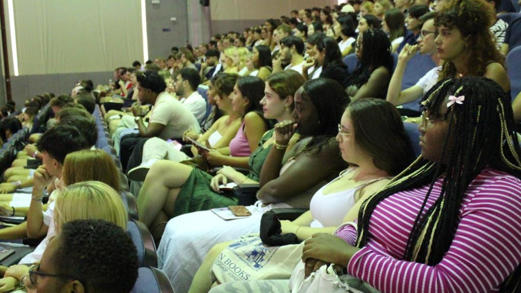 Extranjeros en la charla dada por la Universidad de Málaga.