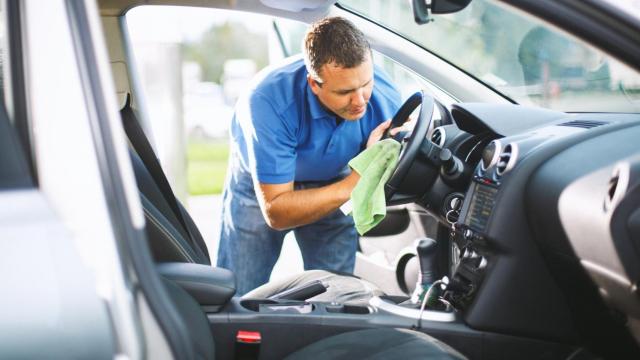 Una persona limpiando el coche.