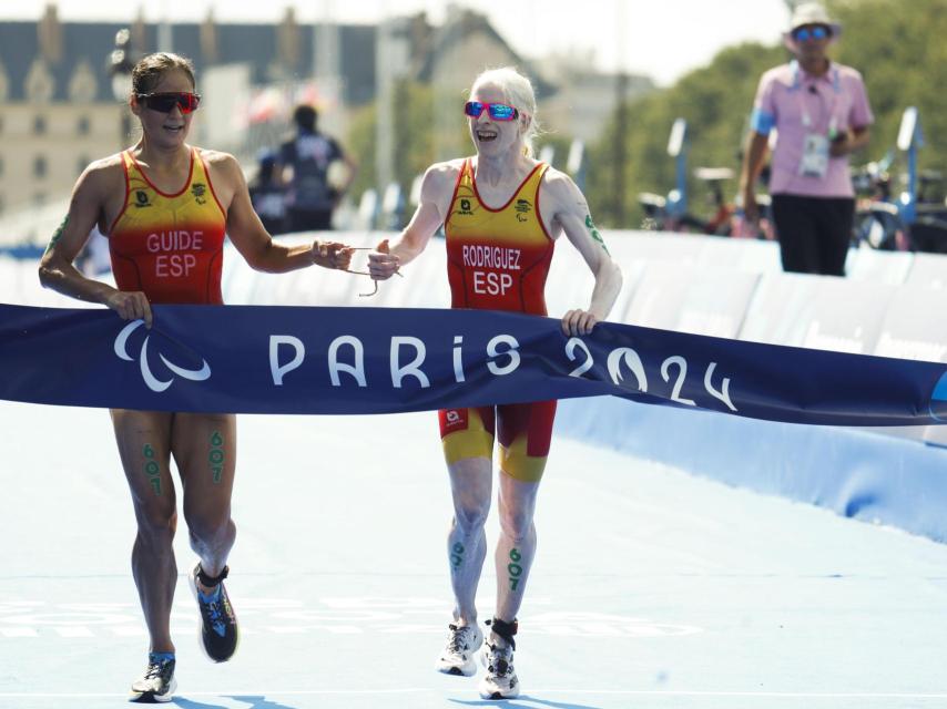 La triatleta olímpica y su guía llegando a la meta en París.