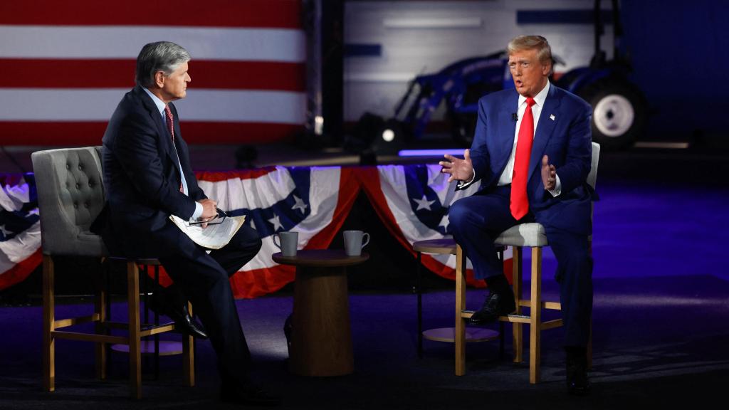 Donald Trump durante la entrevista en Fox News con el presentador Sean Hannity.