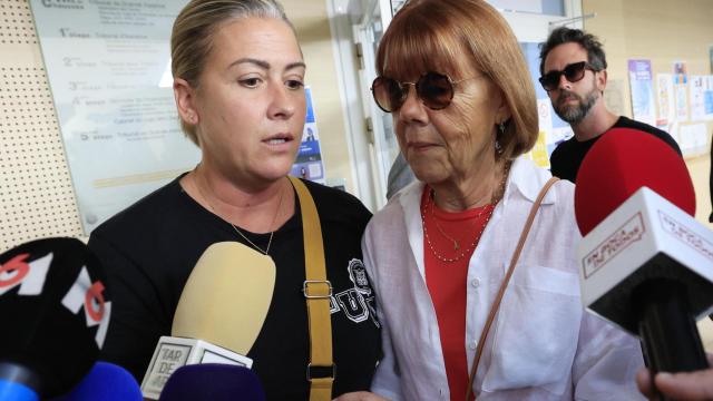 Gisèle Pélicot (derecha), la mujer francesa violada por 72 hombres, llegando a los tribunales de Aviñón.