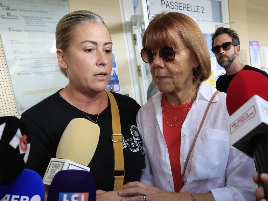 Gisèle Pélicot (derecha), la mujer francesa violada por setenta y dos hombres, en los tribunales de Aviñón.