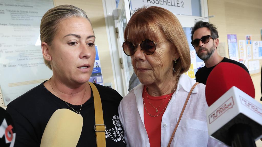 Gisèle Pélicot (derecha), la mujer francesa violada por 72 hombres, llegando a los tribunales de Aviñón.