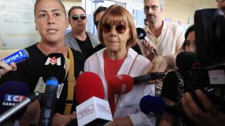 La víctima y su hija Caroline, tras salir del tribunal penal de Avignon.