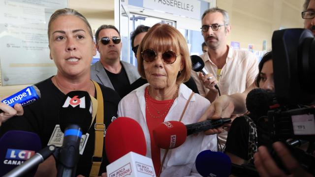 La víctima y su hija Caroline, tras salir del tribunal penal de Avignon.