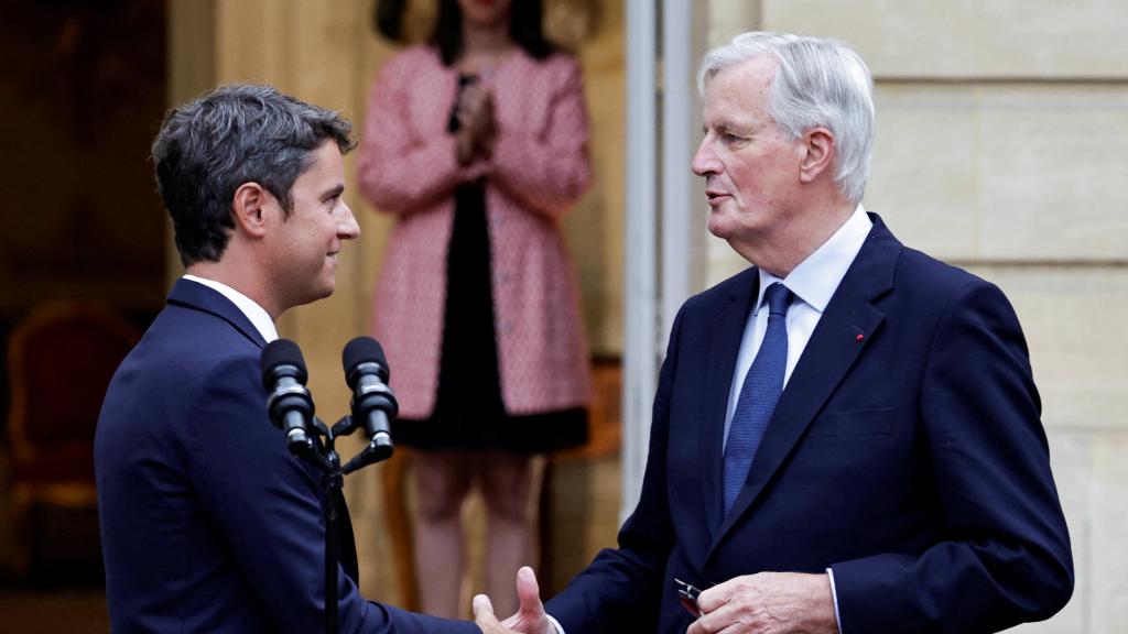 Michel Barnier y Gabriel Attal, en la escenificación del traspaso de poderes.