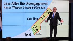 Netanyahu muestra un mapa de Gaza durante una rueda de prensa con medios internacionales este miércoles.