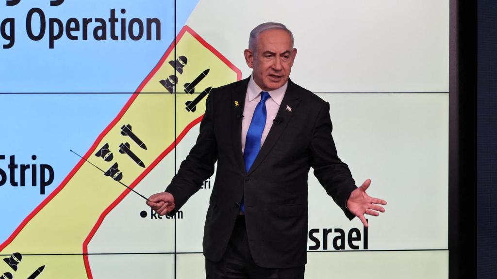 Netanyahu muestra un mapa de Gaza durante una rueda de prensa con medios internacionales este miércoles.