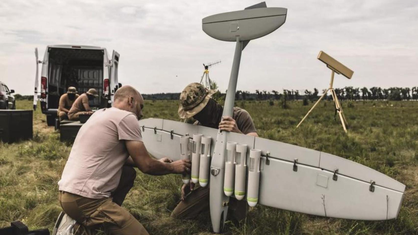 Soldados ucranianos preparando la carga útil de un dron REX