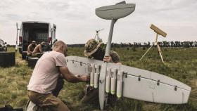 Soldados ucranianos preparando la carga útil de un dron REX