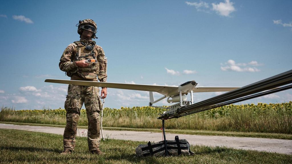 Un soldado ucraniano preparando el lanzamiento de un dron Punisher