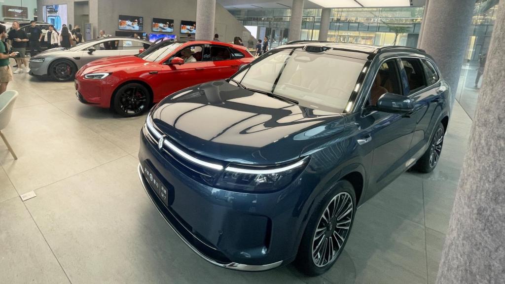 Los coches autónomos en la tienda de Huawei en Shenzhen (China).