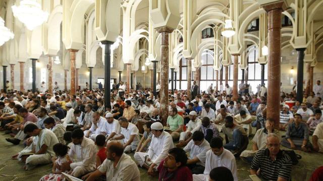 Musulmanes rezan en la mezquita de la M-30, en Madrid.