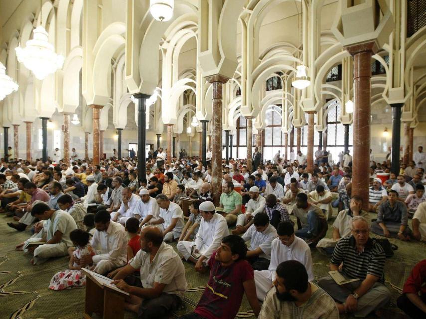 Musulmanes rezan en la mezquita de la M-30, en Madrid.