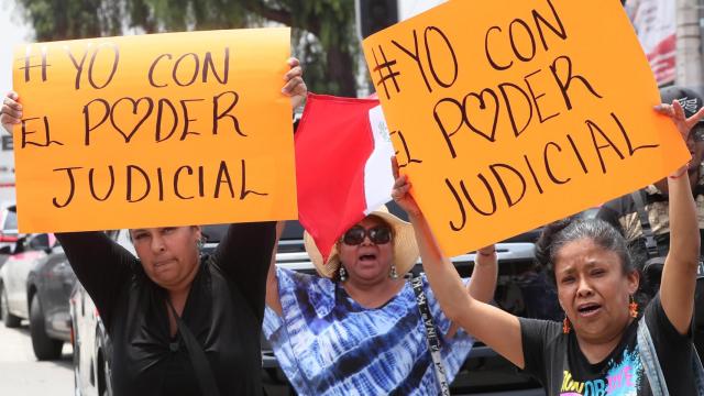 Trabajadores del Poder Judicial protestan contra la reforma de AMLO.