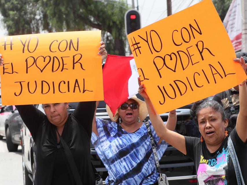 Trabajadores del Poder Judicial protestan contra la reforma de AMLO.