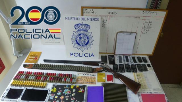 Objetos incautados en la intervención policial