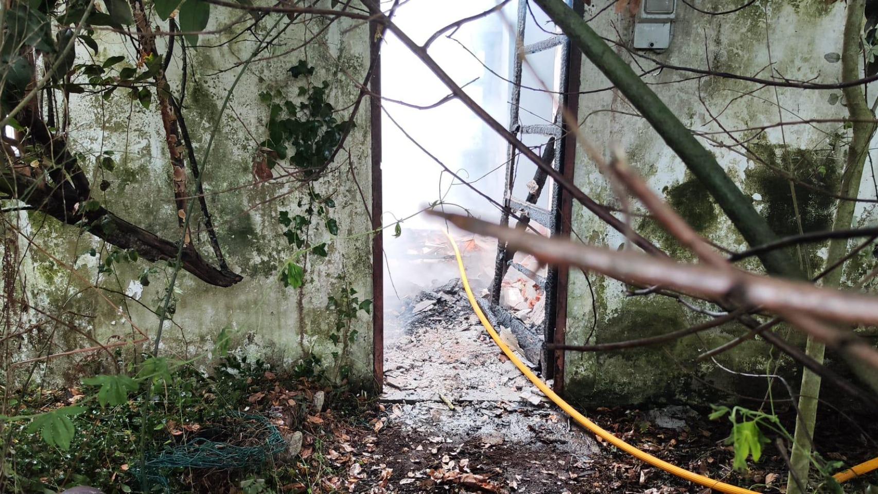 Arde por completo la antigua casa del colegio de Guísamo, en Bergondo (A Coruña)