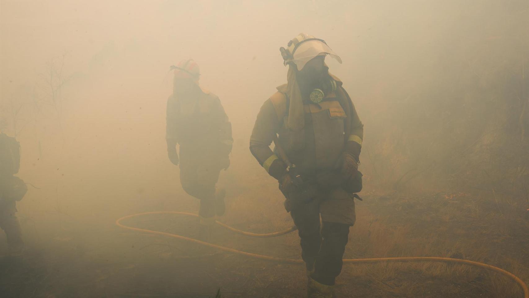 Labores de extinción en Crecente (Pontevedra)