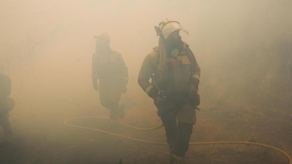 Labores de extinción en Crecente (Pontevedra)