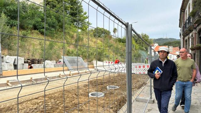 Los ediles de Obras y de Mobilidade visitan las obras de la rúa do Pombal, en Santiago.