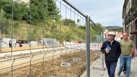 Los ediles de Obras y de Mobilidade visitan las obras de la rúa do Pombal, en Santiago.