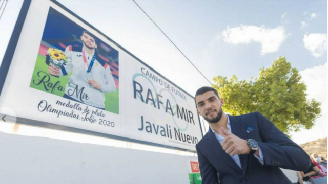 El futbolista Rafa Mir, en una imagen difundida por el Sevilla FC, en octubre de 2021, cuando el delantero ganó la medalla de plata en las Olimpiadas de Tokio y bautizaron con su nombre el campo de fútbol de la pedanía murciana de Javalí Nuevo donde pasó parte de su infancia.