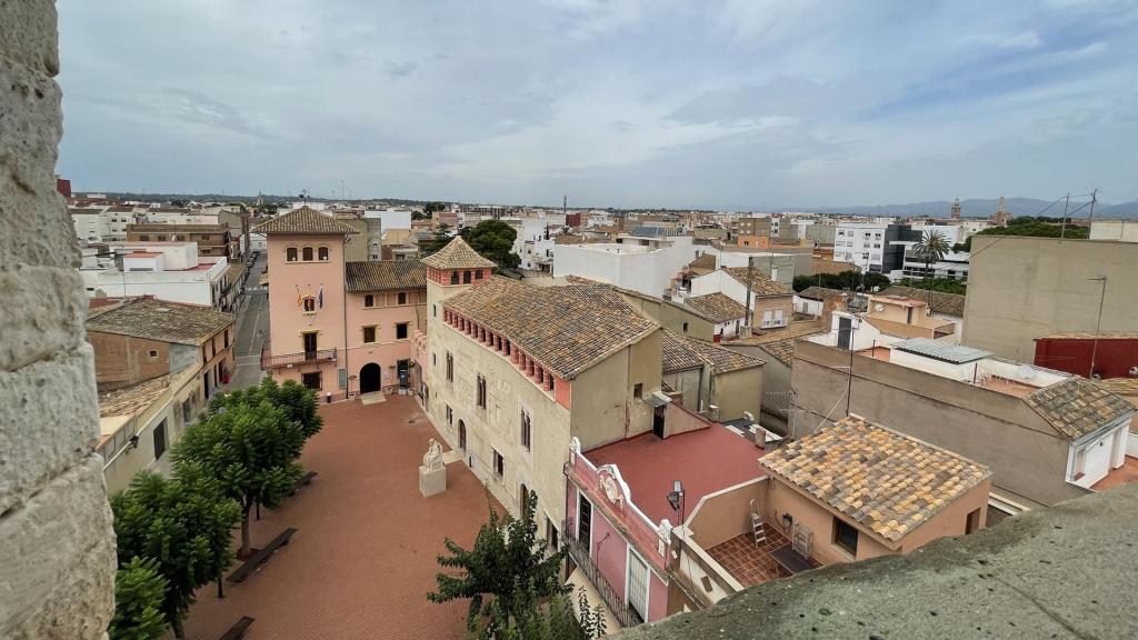 El Ayuntamiento de Alfara del Patriarca al fondo, en una imagen de archivo. Ayuntamiento Alfara del Patriarca