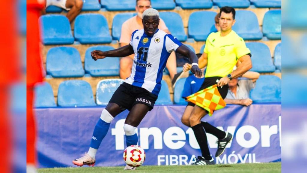 Marcos Mendes ante el Ceuta.