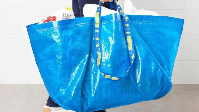 Una bolsa azul de Ikea.