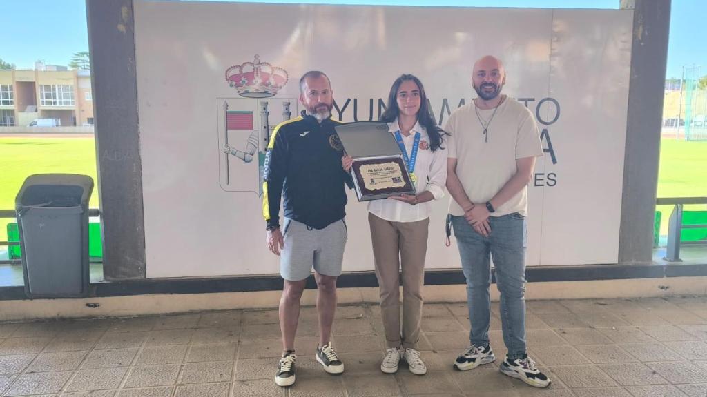 Ana Bailón, junto con el concejal de Deportes, Manuel Alonso