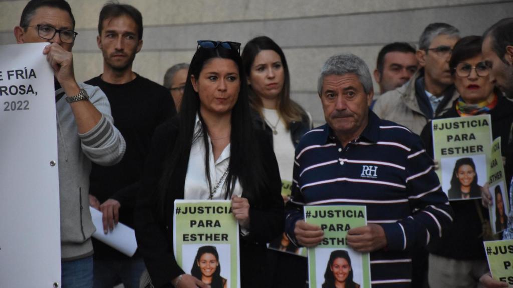 La hermana y el padre de Esther López a las puertas de los juzgados de Valladolid