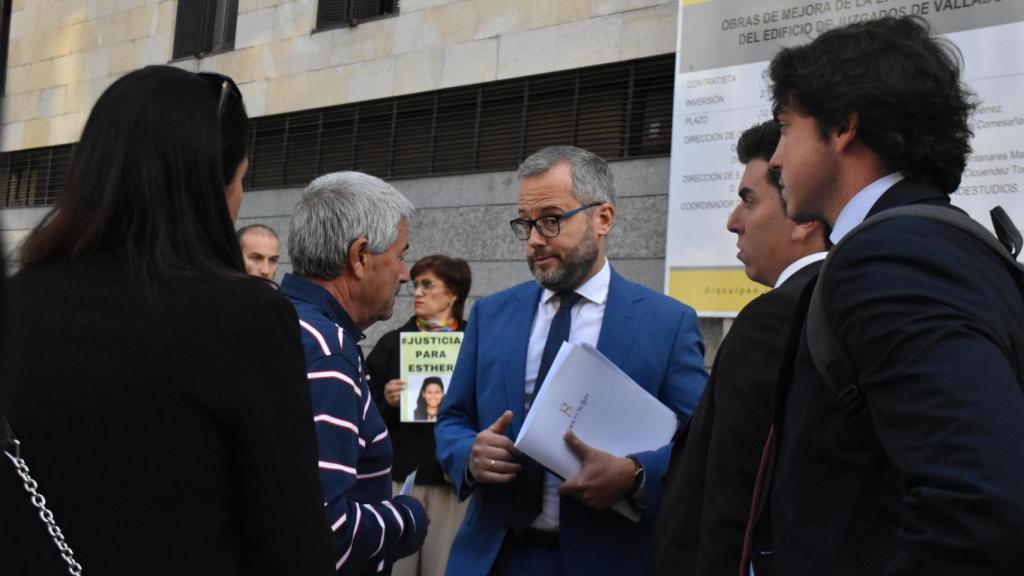 Guillermo Blay, abogado de la familia de Esther López, habla con la hermana y el padre de la joven antes de entrar a la declaración