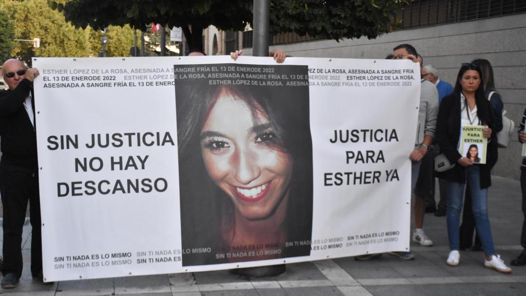 Gran lona desplegada a las puertas de los juzgados de Valladolid pidiendo justicia para Esther López