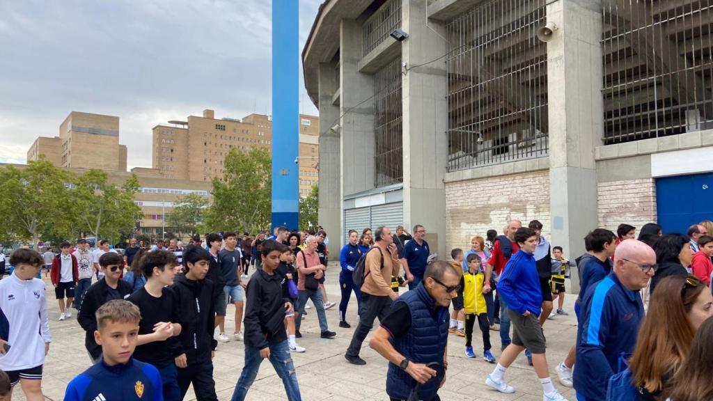 Los aficionados entraban corriendo al estadio.