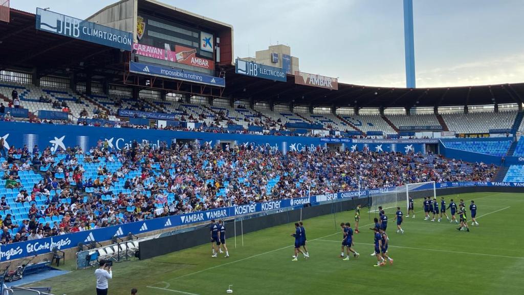 Los jugadores devuelven los aplausos a su afición.