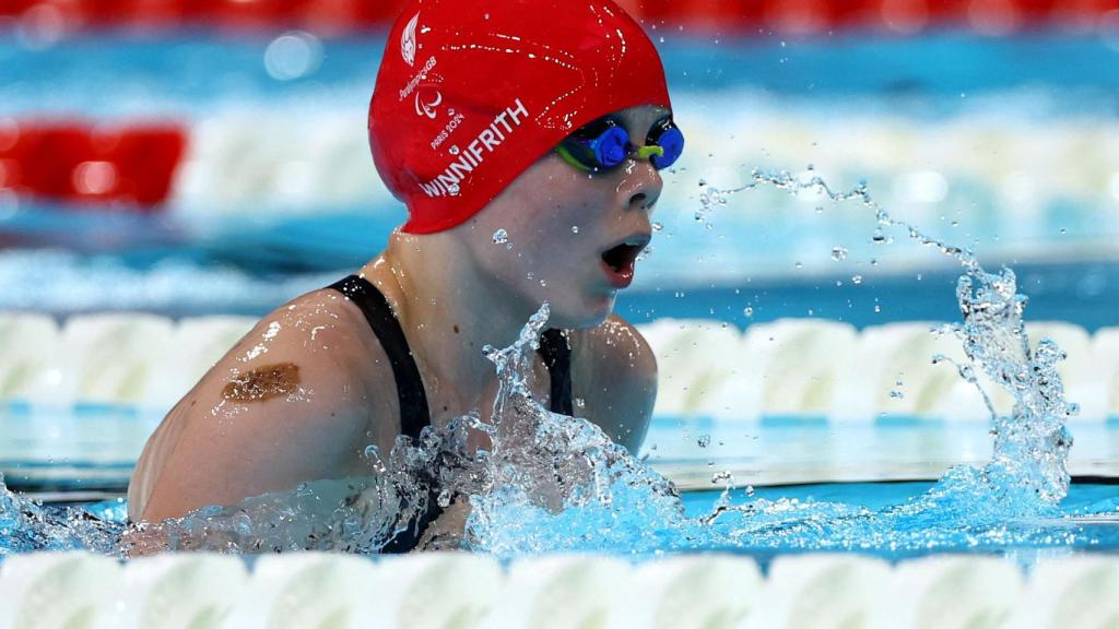 Iona Winnifrith nadando en la piscina de París 2024