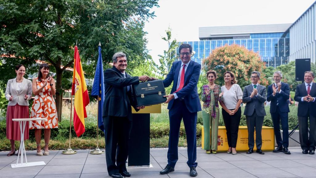 El ministro para la Transformación Digital y de la Función Pública, Óscar López, recibe su cartera de manos del ministro saliente, José Luis Escrivá, ante la presencia de varios miembros del Gobierno y dos secretarias de Estado.