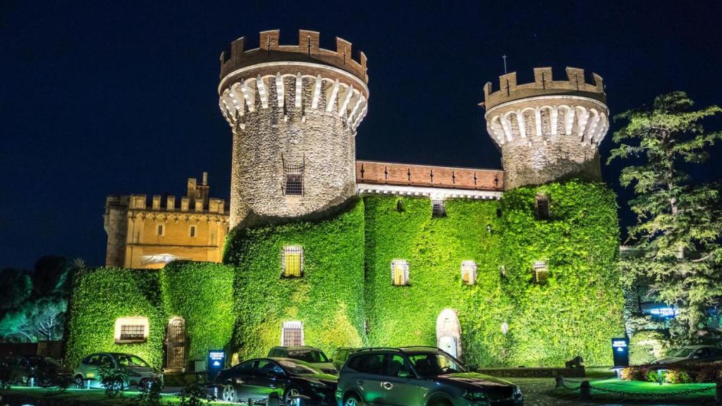 Castillo medieval de Peralada de noche.