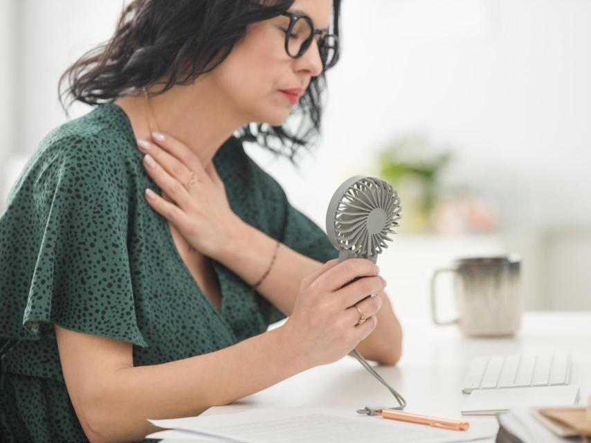 La sequedad vaginal aparece con la disminución de estrógenos.