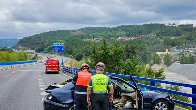 Dos heridos tras salirse de la vía y chocar contra el vallado en la A-52 en Toén (Ourense)