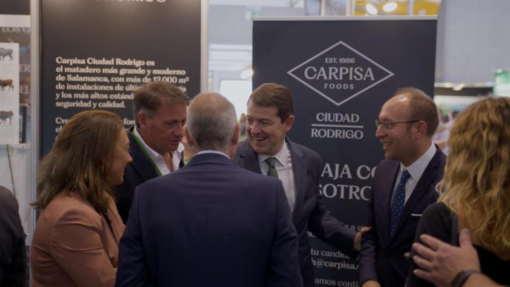 El presidente de la Junta y el alcalde, en el estand de Carpisa Foods en Salamaq