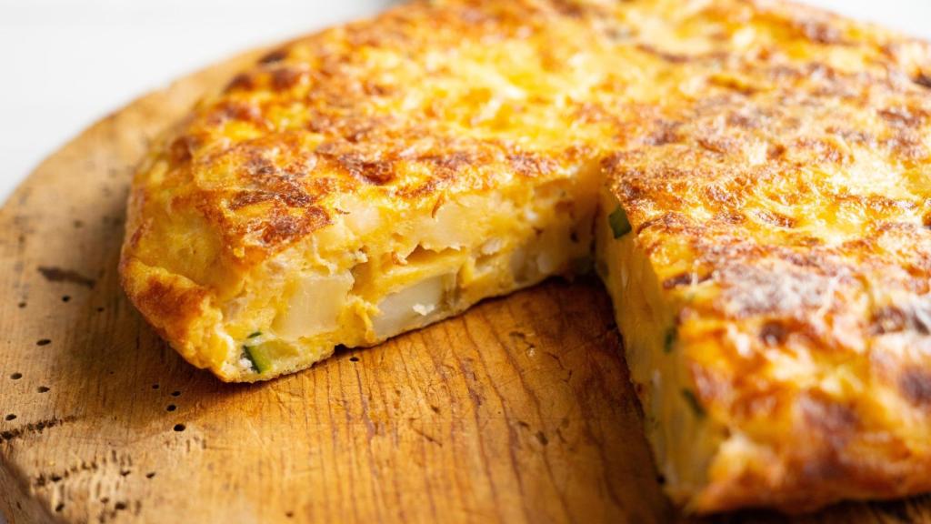 Una tortilla de patatas, en una imagen de Shutterstock.