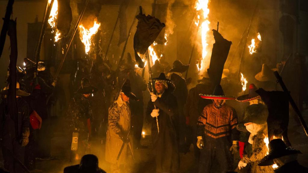 Cada año, Mayorga de Campos se ilumina con un mar de fuego por la procesión del Vítor