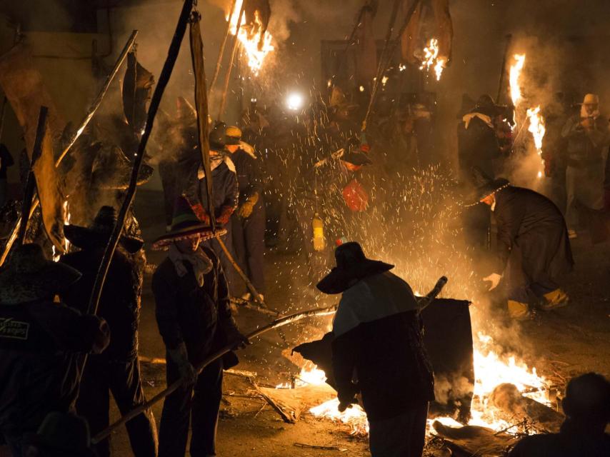 Una de las hogueras que se prenden en el recorrido de la procesión del Vítor de Mayorga de Campos