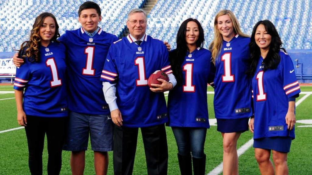 La familia Pegula con las camisetas de los Buffalo Bills