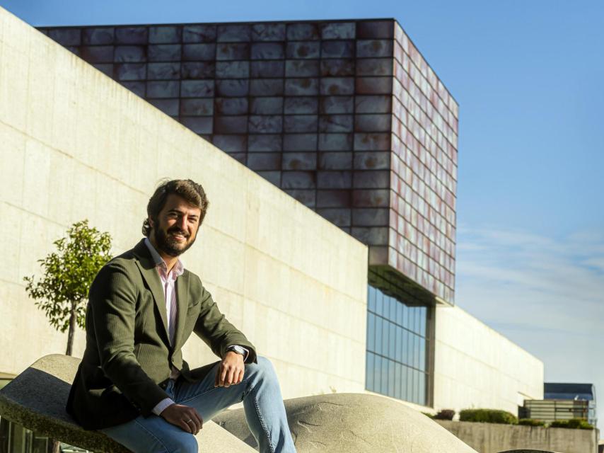 El portavoz de Vox en las Cortes, Juan García-Gallardo, delante del edificio de las Cortes de Castilla y León