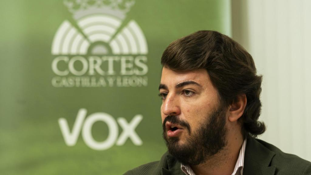 Juan García-Gallardo, en el despacho de Vox en las Cortes durante la entrevista